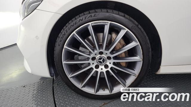Mercedes-Benz E-Class W213 E350 4MATIC AMG Line - фото 4