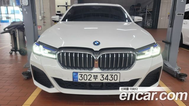 BMW 5-Series G30 530e M Sport - фото 0