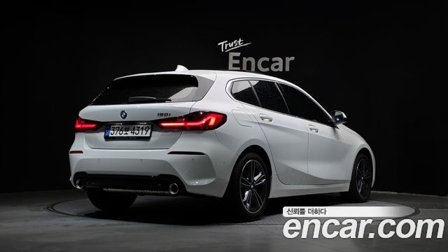 BMW 1-Series F40 120i Sports - фото 1