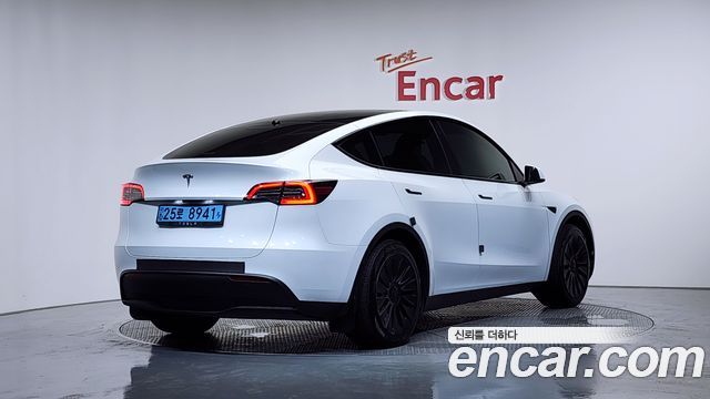 Tesla Model Y RWD - фото 1