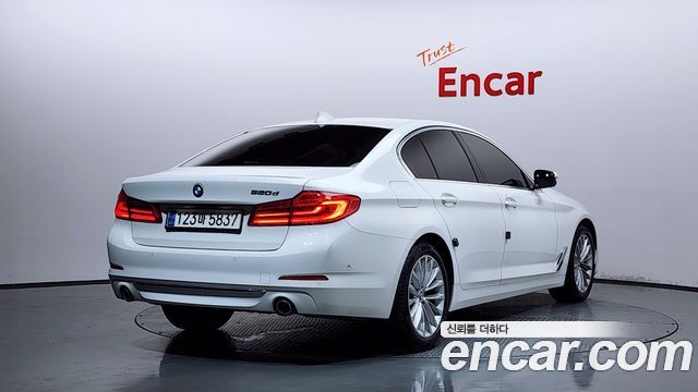 BMW 5-Series G30 520d Luxury Plus - фото 1