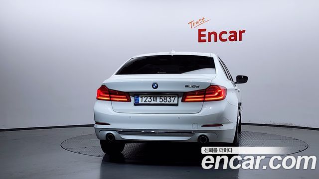 BMW 5-Series G30 520d Luxury Plus - фото 3