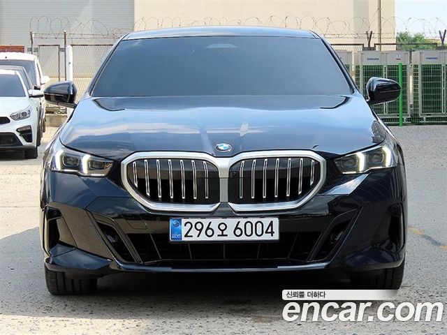 BMW 5-Series G60 530i xDrive M Sport - фото 0