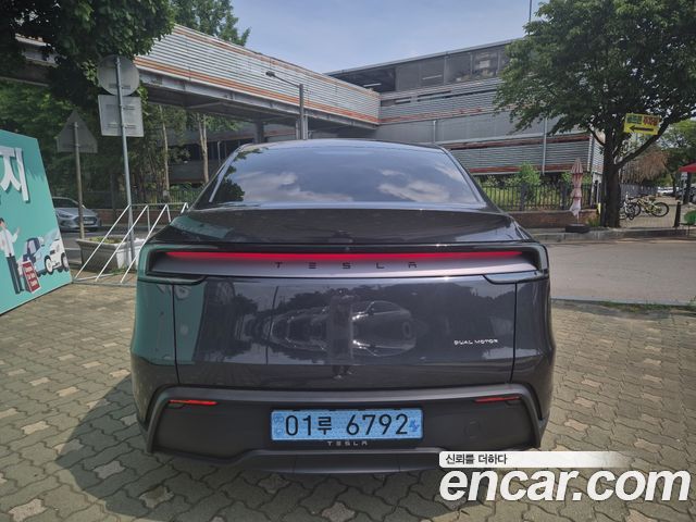 Tesla Model Y Long Range AWD - фото 3