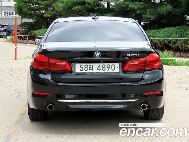BMW 5-Series G30 520i Luxury - фото 3