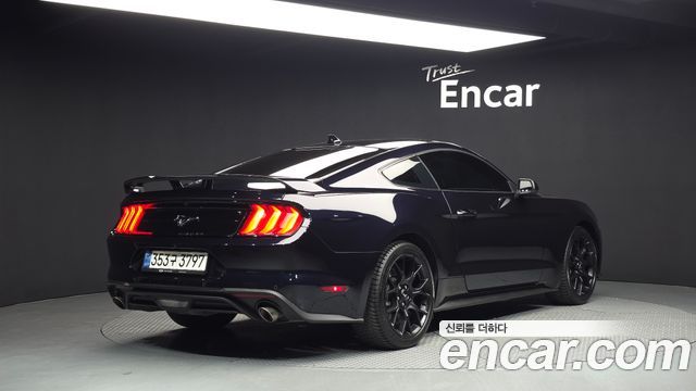 Ford Mustang Coupe - фото 1