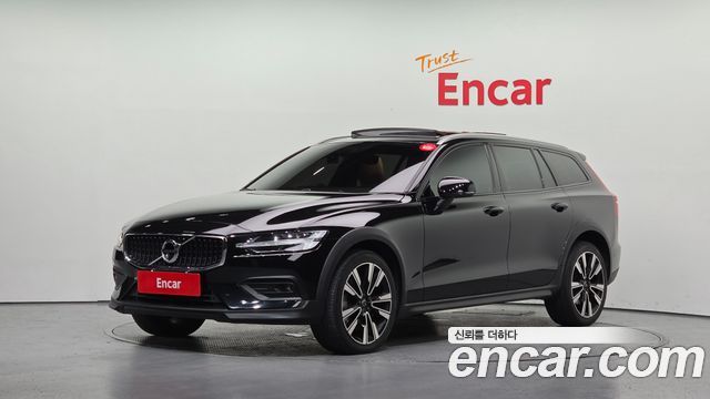 Volvo V60 Cross Country 2-го поколения B5 Pro AWD - фото 0
