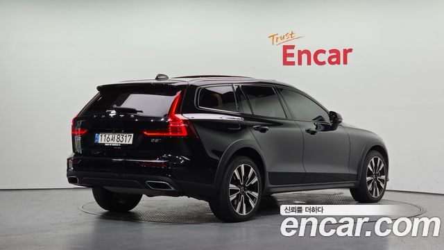 Volvo V60 Cross Country 2-го поколения B5 Pro AWD - фото 1