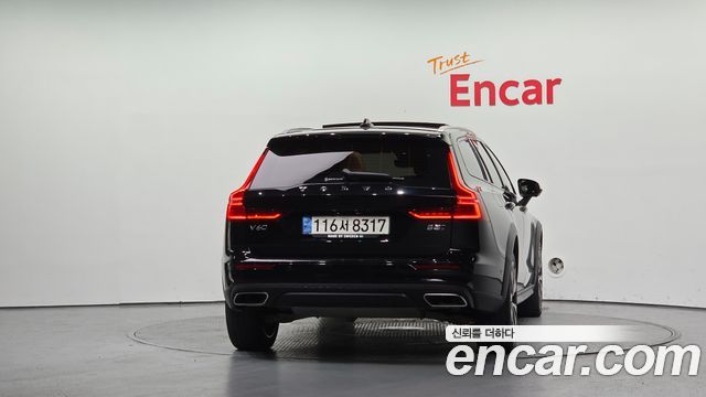 Volvo V60 Cross Country 2-го поколения B5 Pro AWD - фото 3