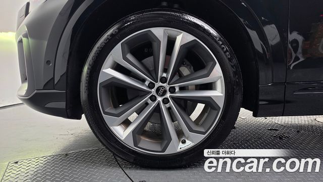 Audi Q8 55 TFSI Quattro Premium - фото 3