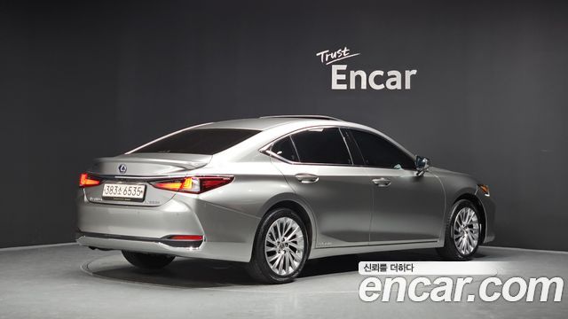 Lexus ES 300h 7-го поколения Executive - фото 1