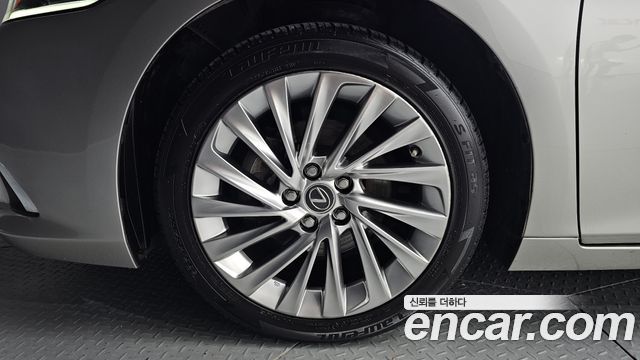 Lexus ES 300h 7-го поколения Executive - фото 4