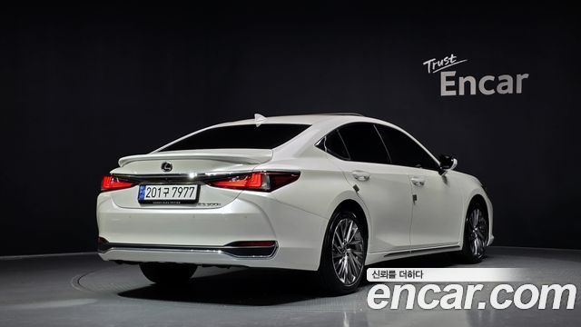 Lexus ES 300h 7-го поколения Executive - фото 1