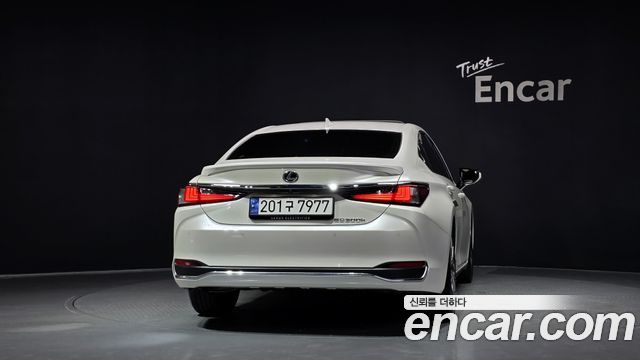 Lexus ES 300h 7-го поколения Executive - фото 3