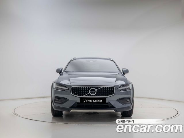 Volvo V60 Cross Country 2-го поколения B5 Pro AWD - фото 1
