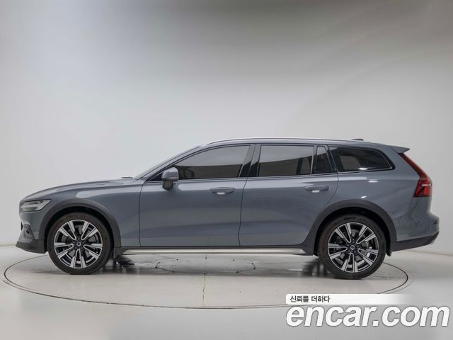 Volvo V60 Cross Country 2-го поколения B5 Pro AWD - фото 2