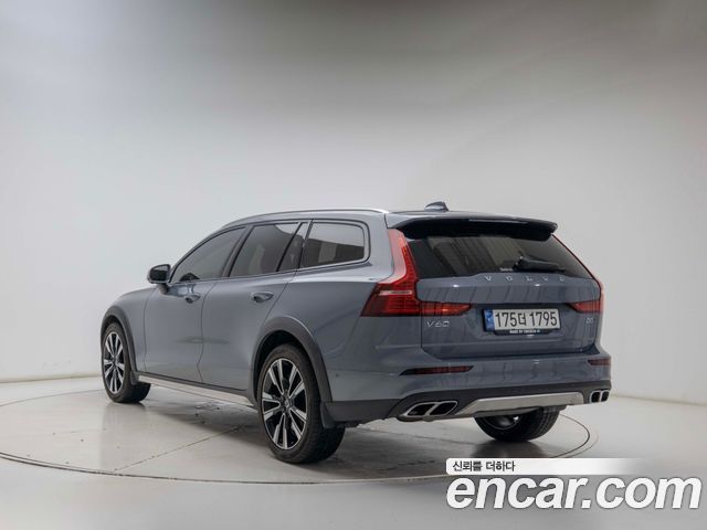 Volvo V60 Cross Country 2-го поколения B5 Pro AWD - фото 3