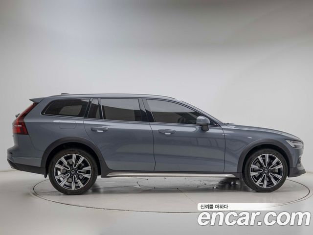 Volvo V60 Cross Country 2-го поколения B5 Pro AWD - фото 4