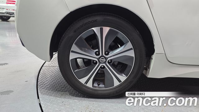 Nissan Leaf ZE1 EV SL - фото 4