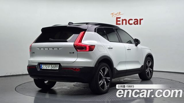 Volvo XC40 B4 R-Design - фото 1