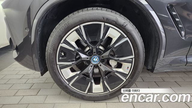 BMW iX3 M Sports - фото 3