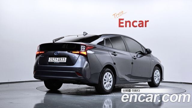 Toyota Prius 4-го поколения 1.8 - фото 1