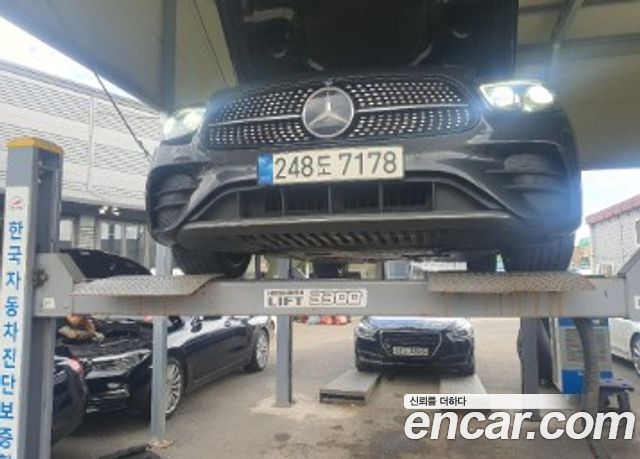 Mercedes-Benz E-Class W213 E220d 4MATIC AMG Line - фото 0