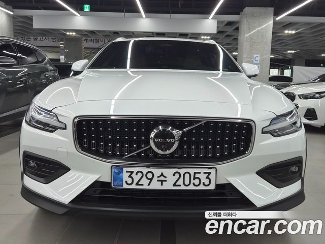 Volvo V60 2-го поколения B5 Ultimate AWD - фото 0