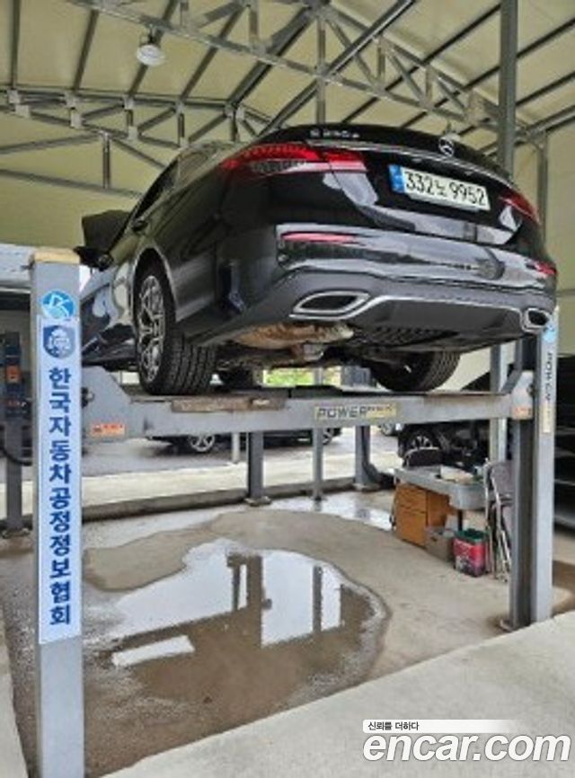 Mercedes-Benz E-Class W213 E220d 4MATIC AMG Line - фото 1