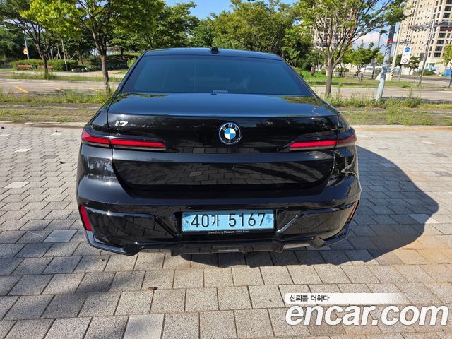 BMW i7 G70 eDrive 50 M Sport - фото 3