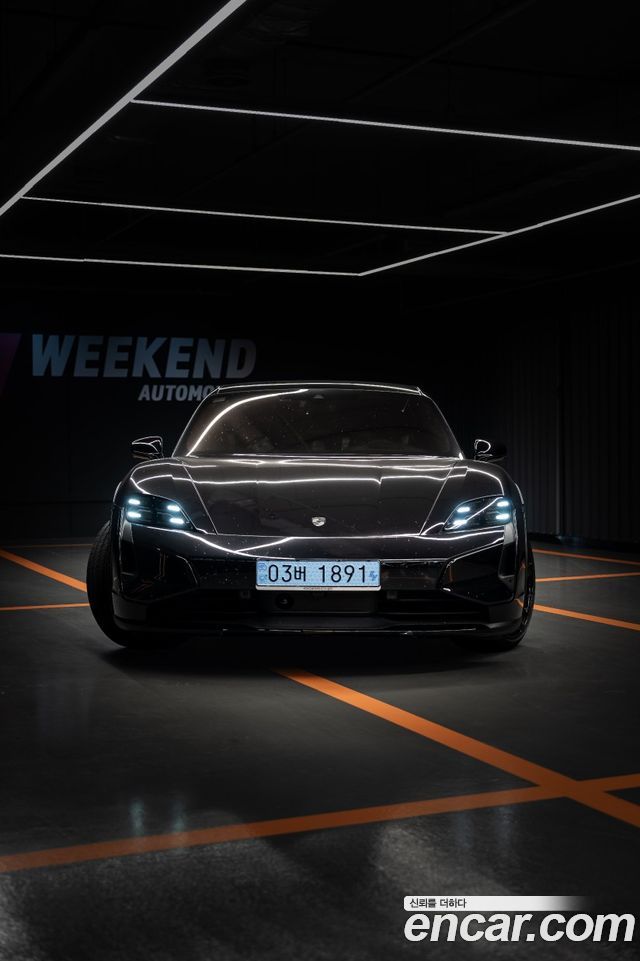 Porsche Taycan Turbo Cross Turismo - фото 0