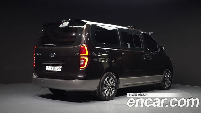 Hyundai Starex New Urban 9-Seater Exclusive - фото 1