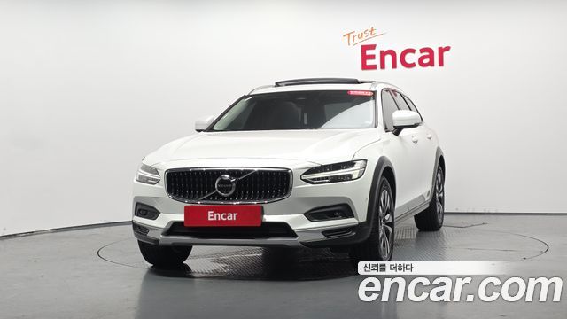 Volvo V90 Cross Country B5 Plus AWD - фото 1