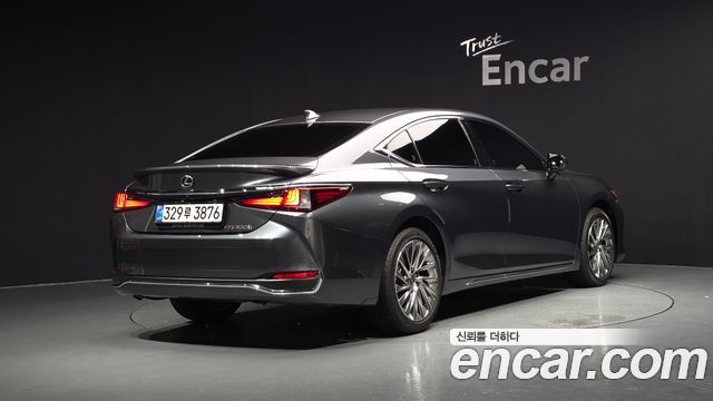 Lexus ES 300h 7-го поколения Executive - фото 0