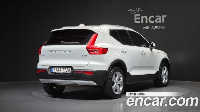 Volvo XC40 B4 Momentum - фото 0