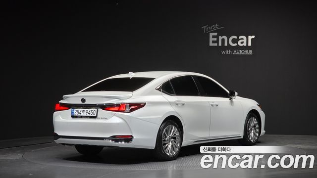 Lexus ES 300h 7-го поколения Executive - фото 1