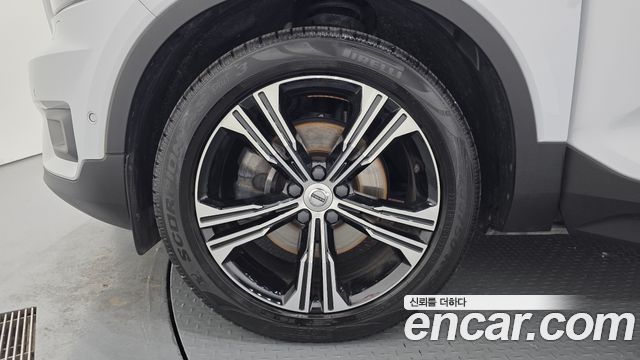 Volvo XC40 B4 Inscription - фото 4