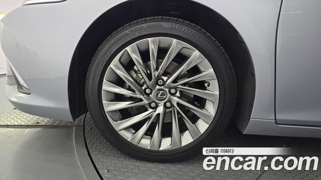 Lexus ES 300h 7-го поколения Luxury Plus - фото 4