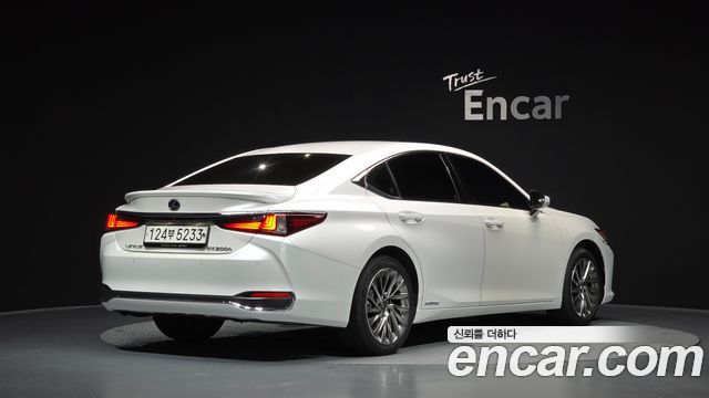 Lexus ES 300h 7-го поколения Executive - фото 1