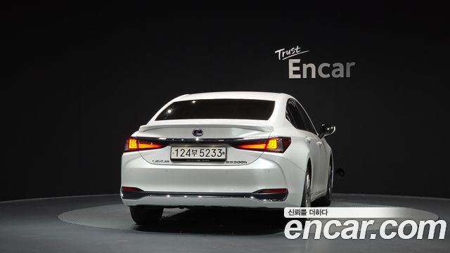 Lexus ES 300h 7-го поколения Executive - фото 3