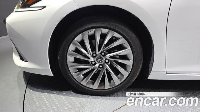 Lexus ES 300h 7-го поколения Executive - фото 4