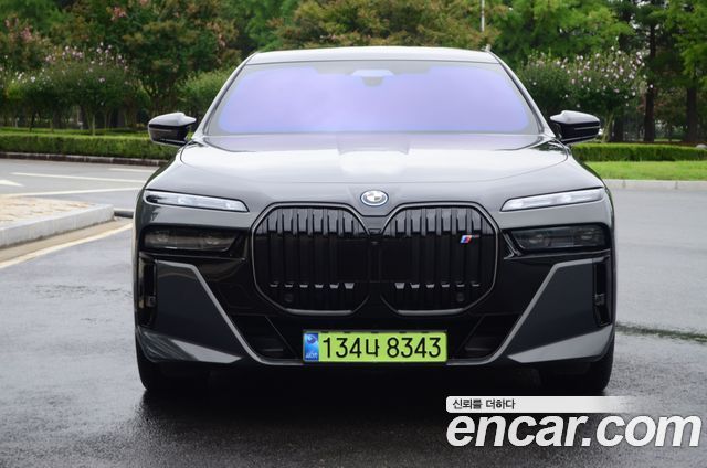 BMW i7 G70 M70 xDrive M Performance - фото 2