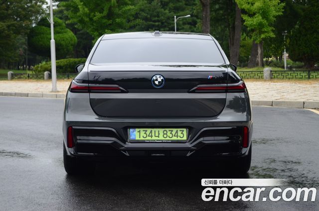 BMW i7 G70 M70 xDrive M Performance - фото 3