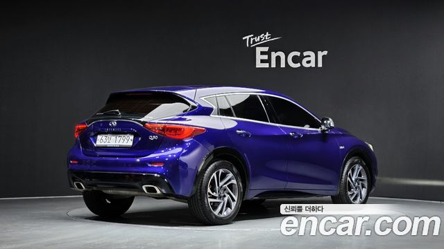 Infiniti Q30 2.0 Essential - фото 1