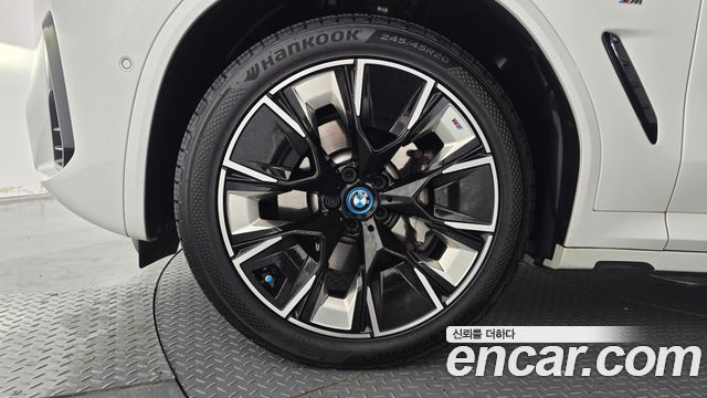 BMW iX3 M Sports - фото 3