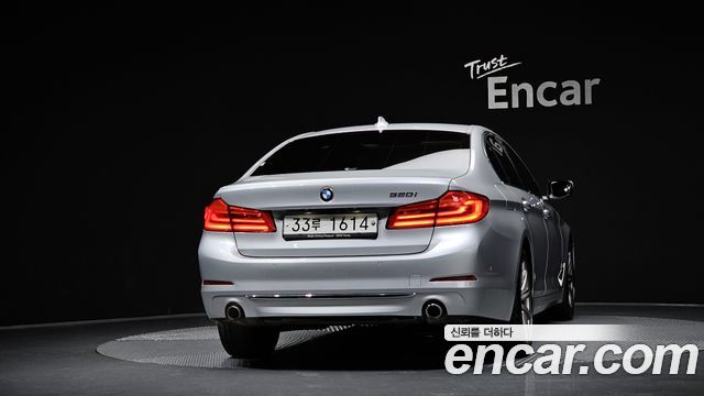BMW 5 Series G30 520i Luxury - фото 3