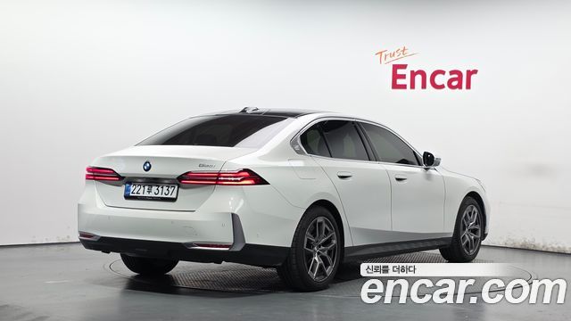 BMW 5 Series G60 520i - фото 1