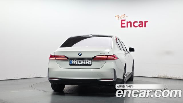 BMW 5 Series G60 520i - фото 3