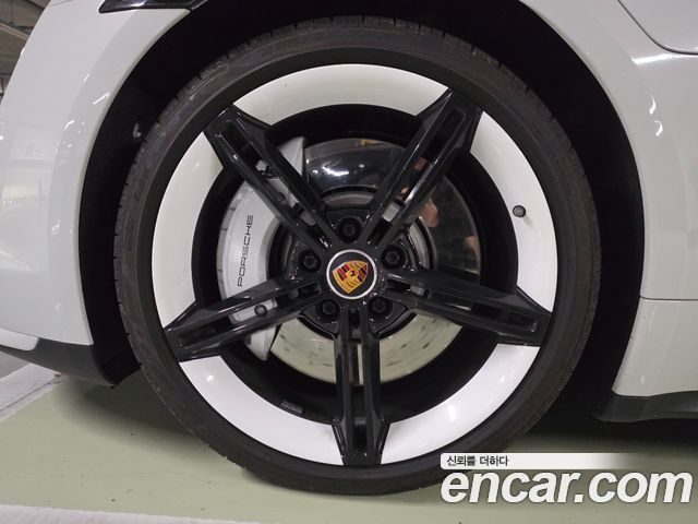 Porsche Taycan Turbo - фото 4