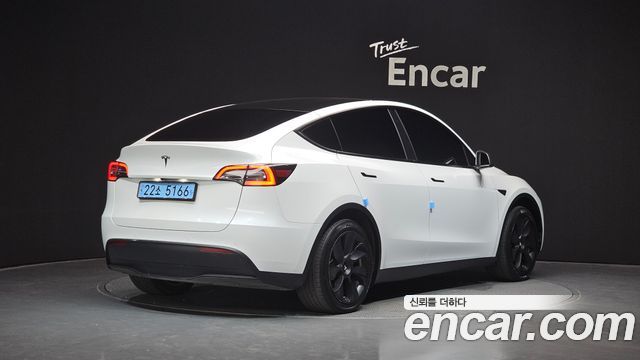 Tesla Model Y Standard Range RWD - фото 1